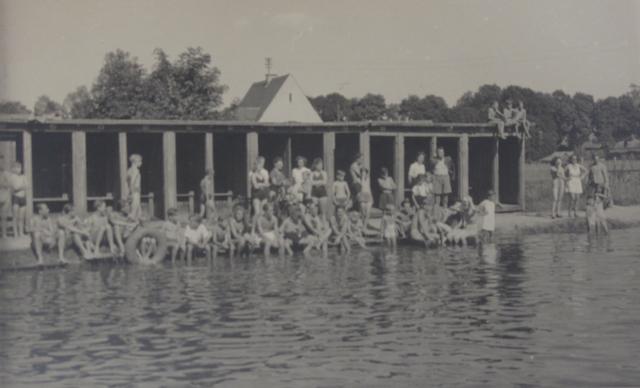 Ein wichtiger Treffpunkt waren die Badeplätze Pfaffenhofens. Nach anfänglicher Trennung von Jugend und Erwachsenen bekamen die Kinder auch im Geisreiter-Bad einen Platz (um 1920).