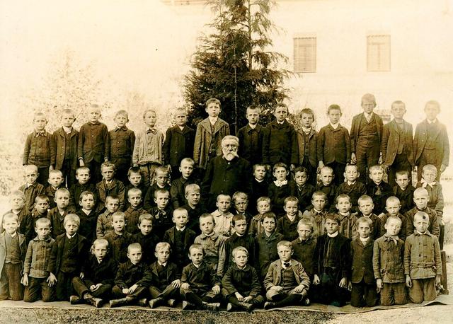 Unter gestrengen und autoritären Lehrern wurden die Knaben aufs Leben vorbereitet (um 1900)
