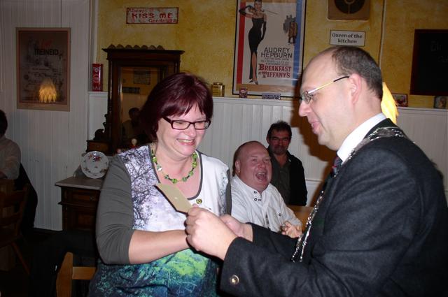 Bei einem so präzisen Probeschuss hat sich Gabi Schmidt ein „goldenes Gummibärchen“ verdient.