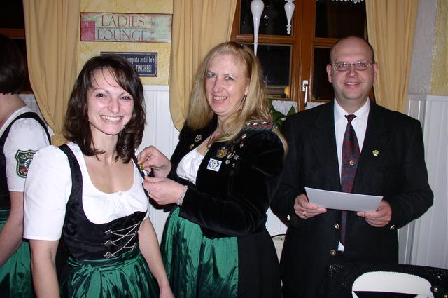 Für 9 Jahre 1. bzw. 2. Jugendleiterin wird Sandra Fritz die bronzene Ehrennadel überreicht.