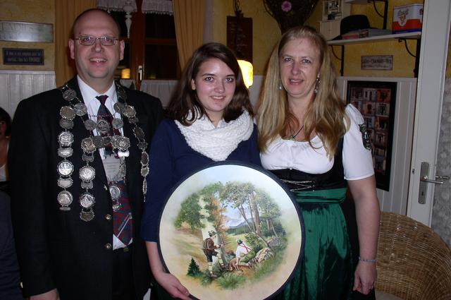 Stefanie Reisner sichert sich die Geburtstagsscheibe von Günter Eichner.