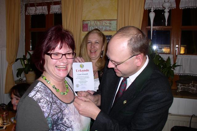 Gabi Schmidt wird von der 1. Sektionsschützenmeisterin die Ehrennadel in Silber verliehen.