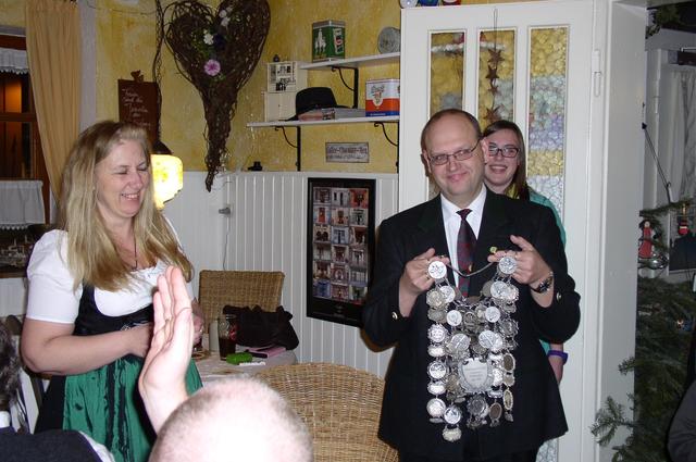 Der Altkönig Manfred Schweigard hat die Kette bereits abgenommen und übergibt sie – na, wem?