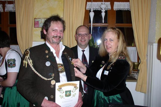 Der 1. Sportleiter Erich Halmich erhält die silberne Vereinsnadel für 30 Jahre Mitgliedschaft.