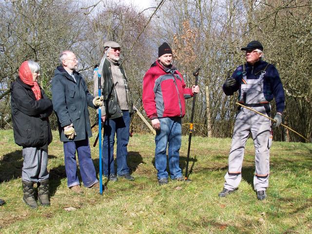 22.02.2014: InterKulturGarten Pfaffenhofen an der Ilm: Baumschnittkurs mit Klaus Mächler (rechts) vom Obst- und Gartenbauverein
