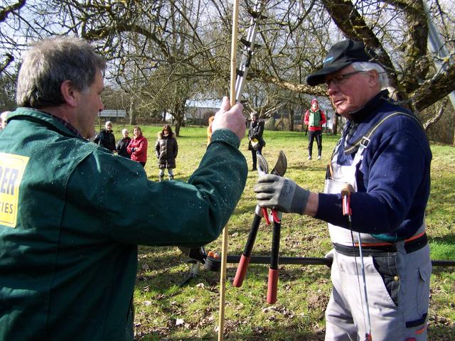 22.02.2014: InterKulturGarten Pfaffenhofen an der Ilm: Baumschnittkurs mit Klaus Mächler (rechts) vom Obst- und Gartenbauverein und seinem Helfer Konrad Bayerl.