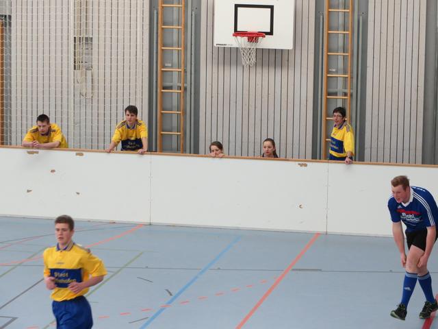 es spielten immer 6 Musikanten pro Mannschaft, davon mussten immer 2 Mädels auf dem Spielfeld sein. Es durfte fliegend ausgewechselt werden.