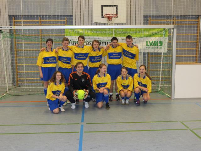 Unsere Kicker: stehend: Angelika Walter, Lukas Hirschberger, Michael Leopold, Markus Maier, Lukas Schmidt knieend: Anna Hirschberger, Daniel Reisner, Laura Friedl, Eva Kaiser und Michelle Krammel