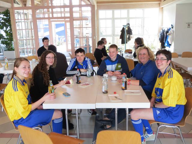 Kaffeepause zwischen den Spielen von links nach rechts: Laura Friedl, Sabrina Daniel, Markus Maier, Lukas Schmidt, Bettina Huck und Angelika Walter
