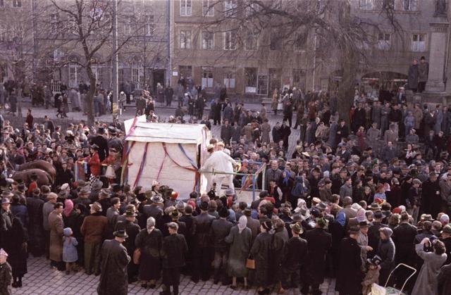 Die traditionellen Faschingsumzüge (zuletzt 1982) holten die Bevölkerung heraus aus ihren Häusern (um 1955).