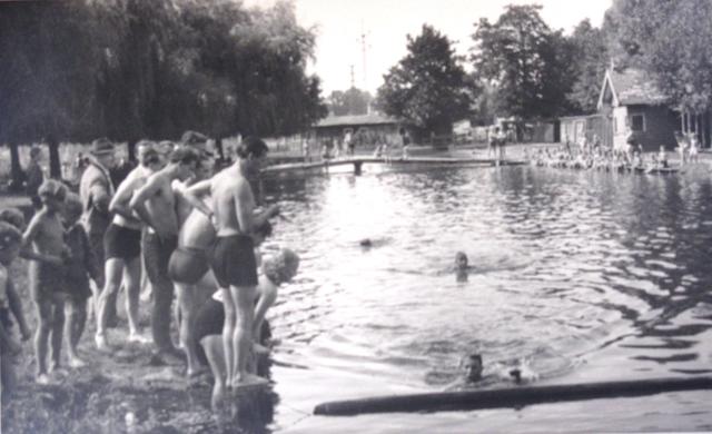 Bei schönem Wetter stets gut besucht: Das Geisreiter-Bad unweit des Bahnhofs im Süden der Stadt (um 1930).