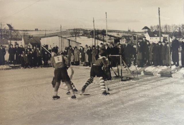 Pfaffenhofener Eishockey-Fans fiebern beim Spiel Pfaffenhofen gegen Moosburg mit (1950).