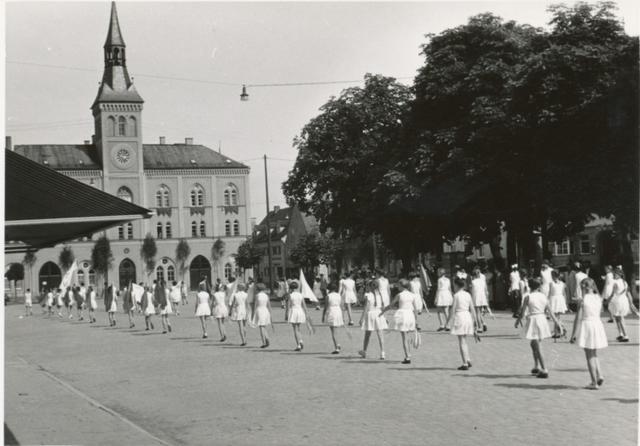 Seit seiner Gründung 1862 veranstaltete der MTV Pfaffenhofen im Freien Turnveranstaltungen und Sportfeste wie hier beim Frühlingsfest 1953.