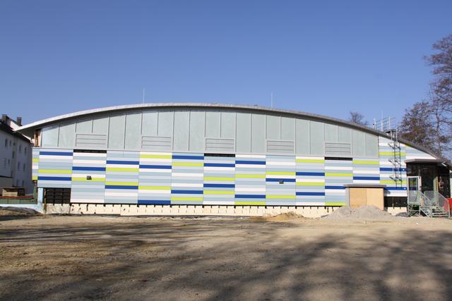 Die Dreifachturnhalle am Gerolsbach ist fertig. Bis zum Sommer werden noch die Außenanlagen und ein Allwetterplatz hergestellt.