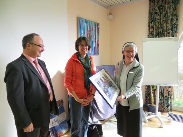 Sr. Falvia erhielt vom Verein ein Bild mit den Musikanten
