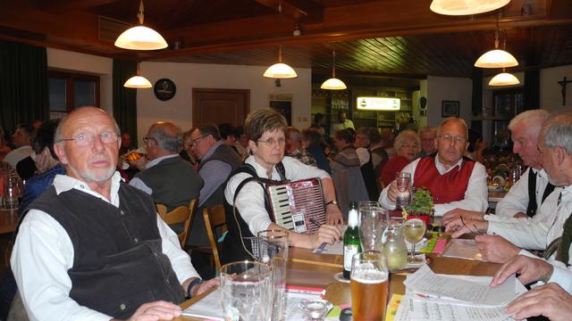 Elfriede Heger mit einem Teil ihrer Männersinggruppe