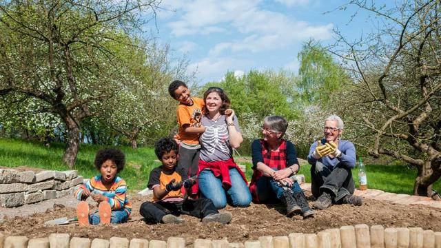 12.04.2014: InterKulturGarten Pfaffenhofen an der Ilm: Die erste Parzelle ist vergeben an die siebenköpfige Familie Francis. Daniela Francis kommt aus Kroatien und ihr Mann aus Nigeria. V.l.n.r.: Rachel, Mark, Joel und Daniela Francis, Brigitte Beckenbauer und Anna-Elisabeth Mayr von der Gestaltungsgemeinschaft InterKulturGarten