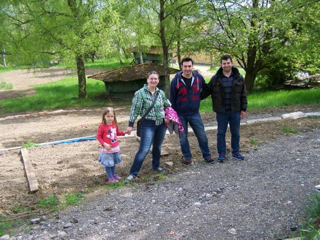 21.04.2014: InterKulturGarten Pfaffenhofen an der Ilm: Die Parzellen sechs und sieben zum Eigenanbau von Gemüse sind vergeben! Eine geht an Olga Gerdt und ihre zwei Kinder. Auf dem Foto ist Victoria zu sehen. Olga Gerdt kommt aus Kasachstan. Die andere Parzelle - direkt in der Nachbarschaft - teilen sich Ara Khalaf und Warshin Hesso, die beide aus Syrien geflüchtet sind. Ihre Parzelle wird jetzt quasi zu einem Stück Neu-Syrien.
