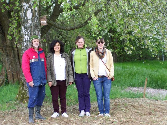 16.04.2014: InterKulturGarten Pfaffenhofen an der Ilm: Die zweite Parzelle zum Eigenanbau von Gemüse ist vergeben!: V.r.n.l.: Anna Skiba, Klavierlehrerin Irina Kersting (Mutter und Tochter kommen aus Russland), Sina Wahab (geboren in Deutschland, Eltern aus Afghanistan) und Manfred Mensch Mayer von der Gestaltungsgemeinschaft InterKulturGarten