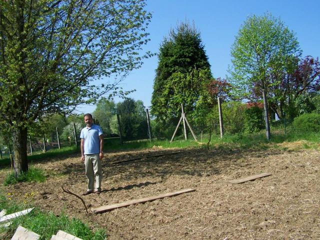 23.04.2014: InterKulturGarten Pfaffenhofen an der Ilm: Und weiter geht es: Die Parzelle neun zum Eigenanbau von Gemüse geht an Ziad Rashid Bave Jan. Ziad kommt aus Syrien.
