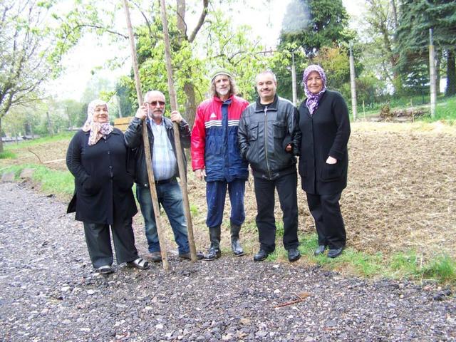 18.04.2014: InterKulturGarten Pfaffenhofen an der Ilm: Die vierte und fünfte Parzelle zum Eigenanbau von Gemüse geht an zwei türkische Familien aus Pfaffenhofen. V.l.n.r.: Saffet und Ayse Büyükyazici, Manfred Mensch Mayer von der Gestaltugsgemeinschaft InterKulturGarten und Saban und Tefide Köroglu.