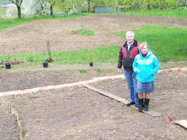 18.04.2014: InterKulturGarten Pfaffenhofen an der Ilm: Die dritte Parzelle zum Eigenanbau von Gemüse geht an die Familien Absmeier. Hier auf dem Foto Marianne und Erich Absmeier aus Schweitenkirchen. Sohn Armin wohnt mit Frau und Kind in Pfaffenhofen.