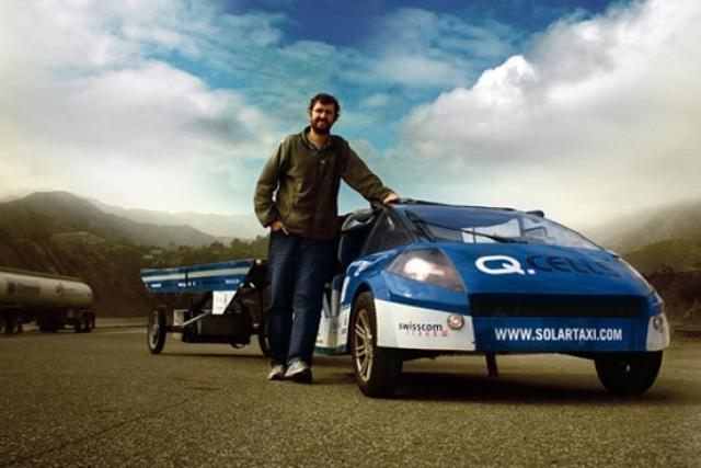 Veranstalter Louis Palmer ist als erster Mensch mit einem solar betriebenen Fahrzeug, dem sogenannten “Solartaxi”, rund um die Erde gefahren.