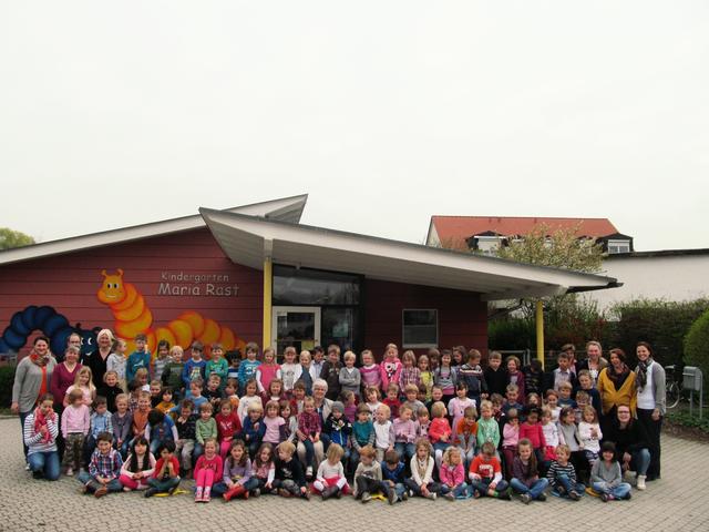 Heute werden 100 Mädchen und Buben im Kindergarten Maria Rast Niederscheyern von Angela Bauer (Bildmitte) und ihrem Team betreut.