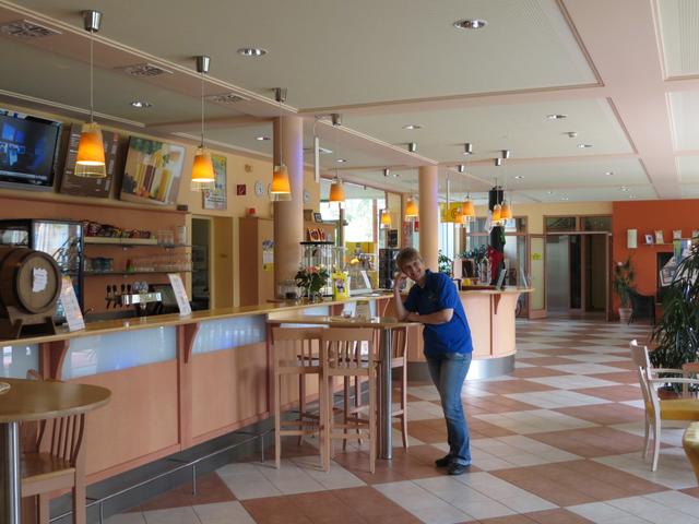 Eingangsbereich mit Rezeption und Bar