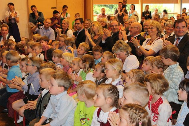 Bis auf den letzten Platz besetzt war das Pfarrheim Niederscheyern bei der Jubiläumsfeier des Kindergartens Maria Rast. Mit unter den Gästen war auch Helga Wagner, die den Kindergarten 27 Jahre lang geleitet hatte.