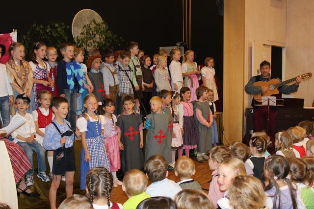 Die Kinder spielten Theater für die Jubiläumsgäste und sangen ein Lied mit Gemeindereferent Johannes Seibold (rechts).