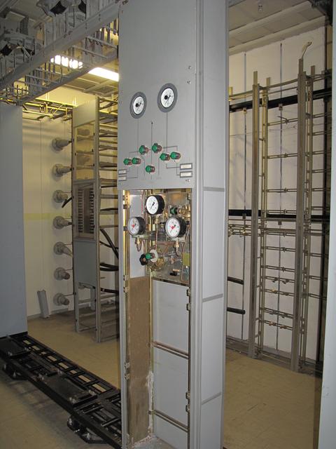 Blick in den Kabeleingangs- oder Kabelaufteilungsraum, wo von außen die angemieteten Fernmeldekabel der Deutschen Bundespost in das unterirdische Gebäude einmündeten (2014).