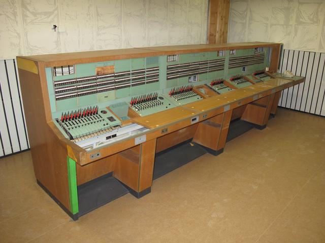 Die Fernsprecheinheit (Raum 01) wies sechs Arbeitsplätze auf, an denen parallel gearbeitet werden konnte. Von hier wurden eingehende Rufe angenommen und weitervermittelt (2014).