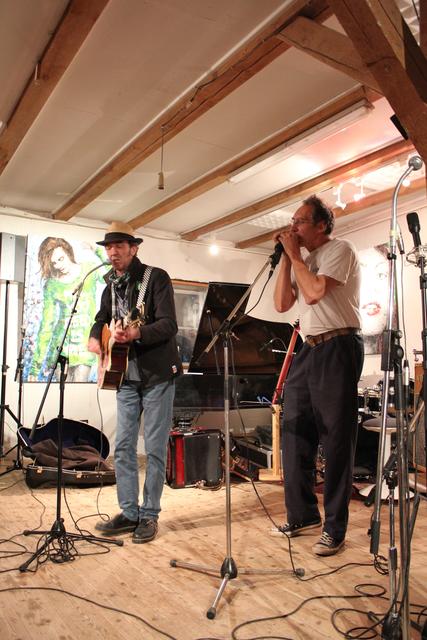 Auch Peter Trapp (links) und Bernhard „Wacki“ Singer,  der Inhaber der Künstlerwerkstatt, waren auf dem Jubiläumskonzert zu hören.