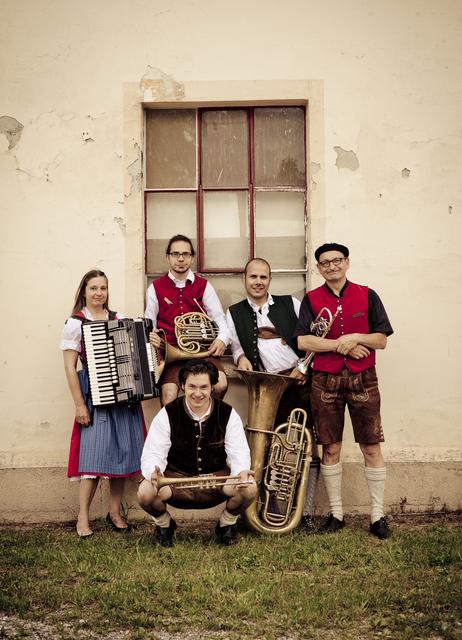 Mit Ihrem Programm „Bavaturka“ zeigt die „Unterbiberger Hofmusik“  bei der Türkisch-bayerischen Nacht am 25. Juni, wie groovig und zum Tanz auffordernd Völkerverständigung sein kann, wenn sie türkische Volkslieder bayerisch interpretiert. | Foto: Lena Semmelroggen