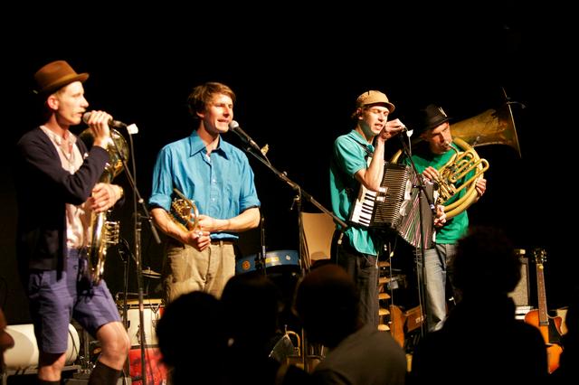 ie verstehen es, auf wunderschöne Weise Volksmusik, bayerische Mundart und Popkultur zu verbinden: Die vier jungen Musiker von Kofelgschroa aus Oberammergau spielen am 27. Juli beim Abschluss-Open Air vor dem Rathaus. | Foto: Hans Lauer