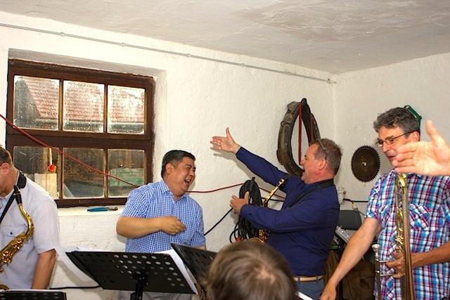 Freudiges Wiedersehen bei der „Bayrischen Party“ beim Metzger Obermayr in Deimhausen: Prof. Hejian ZOU mit den Dellnhaun.