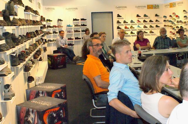 Im Showroom von LOWA erhielten die Gäste von ProWirtschaft Pfaffenhofen vor und nach dem Rundgang eine Vielzahl interessanter Informationen.
