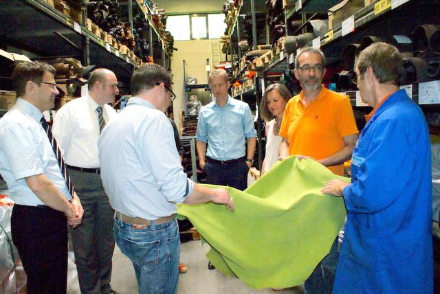 Im Materiallager erfuhren die Teilnehmer an der Betriebsbesichtigung unter anderem, dass pro Paar Berg-/Wanderschuhe der Größe 42 ca. 0,4 Quadratmeter Leder verarbeitet werden.
