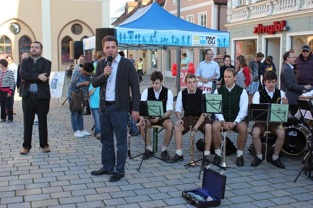 Bürgermeister Thomas Herker begrüßte die Besucher. Links im Bild der neue Volksfestreferent des Stadtrats, Richard Fischer.