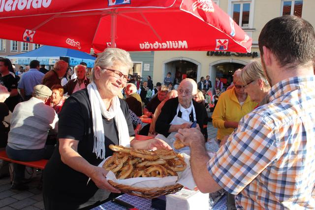 Zum Freibier von Urbanus und Müllerbräu boten die Festwirte frische Brezen an.