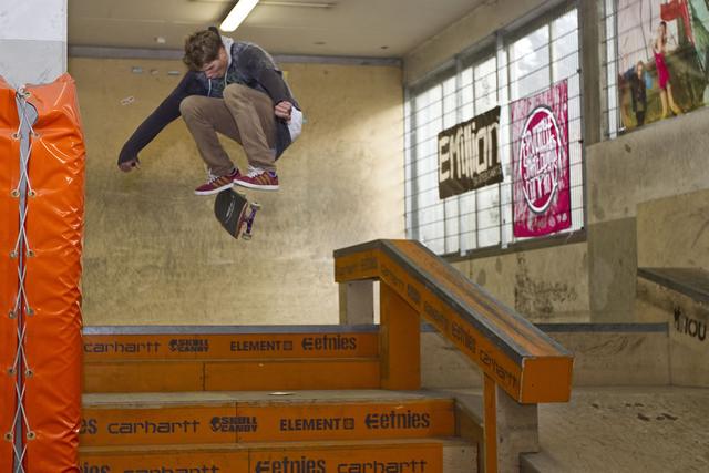 Local Basti Tarantik, Gewinner beim letztjährigen Beatboard in der Kategorie der nicht-gesponserten Fahrer ab 17 Jahren, mit einem Kickflip am Double Set.