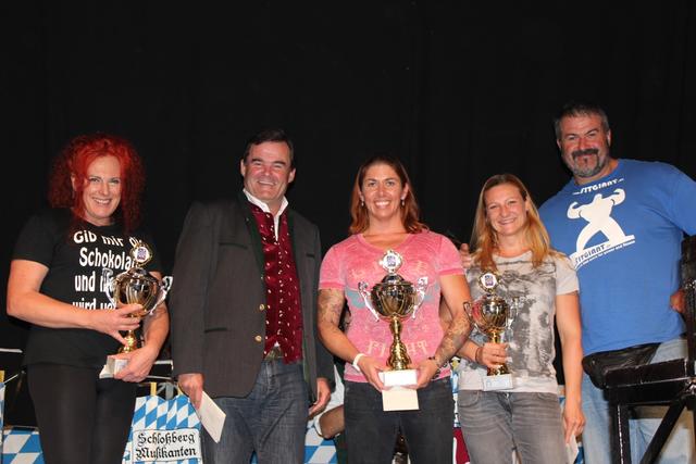 Zweiter Bürgermeister Albert Gürtner (2. V. links) überreichte den starken Damen Martina Herget (links), Siegerin Nicole Geißler (Mitte) und Barbara Dier ihre Pokale. Rechts im Bild Strongman-Legende Heinz Ollesch.