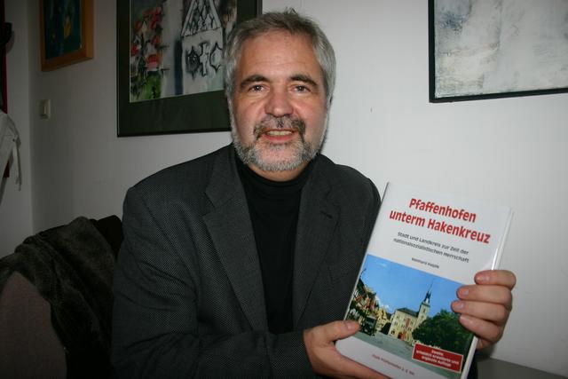 Reinhard Haiplik mit seinem Buch "Pfaffenhofen unterm Hakenkreuz"