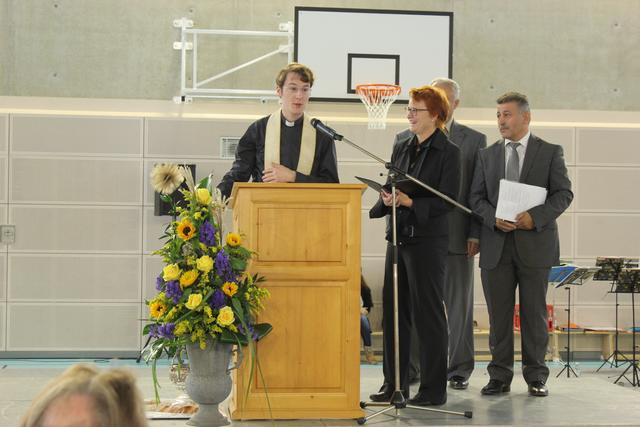 Segnung der neuen Dreifachturnhalle mit (von links) Kaplan Michael Kinzl, Pfarrerin Christiane Murner, Imam Mustafa Aktepe (verdeckt) sowie Recep Bal von der türkisch-islamischen Gemeinde.