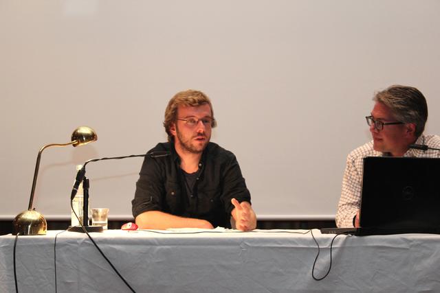 Matthias Jügler beantwortete die Fragen von Kulturreferent Steffen Kopetzky (rechts) und auch die Fragen der Zuhörer.