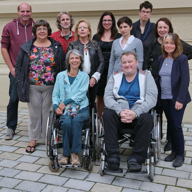 Arbeitskreis Inklusion Pfaffenhofen an der Ilm vor dem Haus der Begegnung: Vorne: Martha Dietmair und Björn Johannsen. Hinten: Günter Merkl, Irmgard Brummer-Stocker, Manfred"Mensch"Mayer, Verena Kiss-Lohwasser, Mirjam Friedl, Veronika Lorenz, Franziska Schindlbeck, Anita Kilian und Eva Sindram.