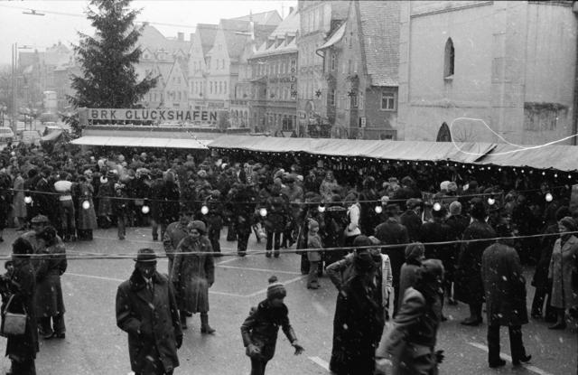 Schneetreiben beim Weihnachtsmarkt 1976
