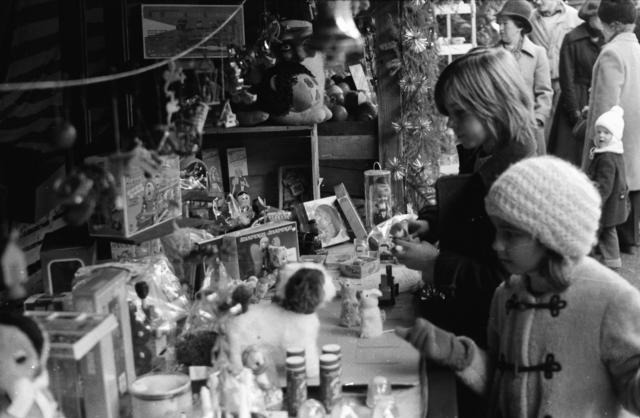 Viel zu entdecken gibt es an den reich dekorierten Verkaufsständen (1976).