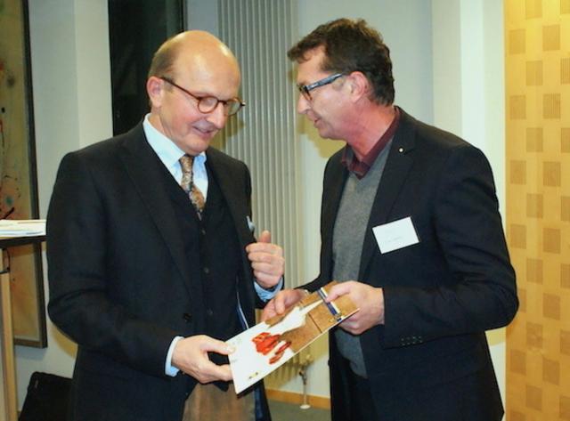 Von Lions-Freund zu Lions-Freund: ProWirtschaft-Vorsitzender Franz Böhm (rechts) überreichte Dr. Peter F. Tropschuh einen Adventskalender des Lions-Club Pfaffenhofen/Hallertau.